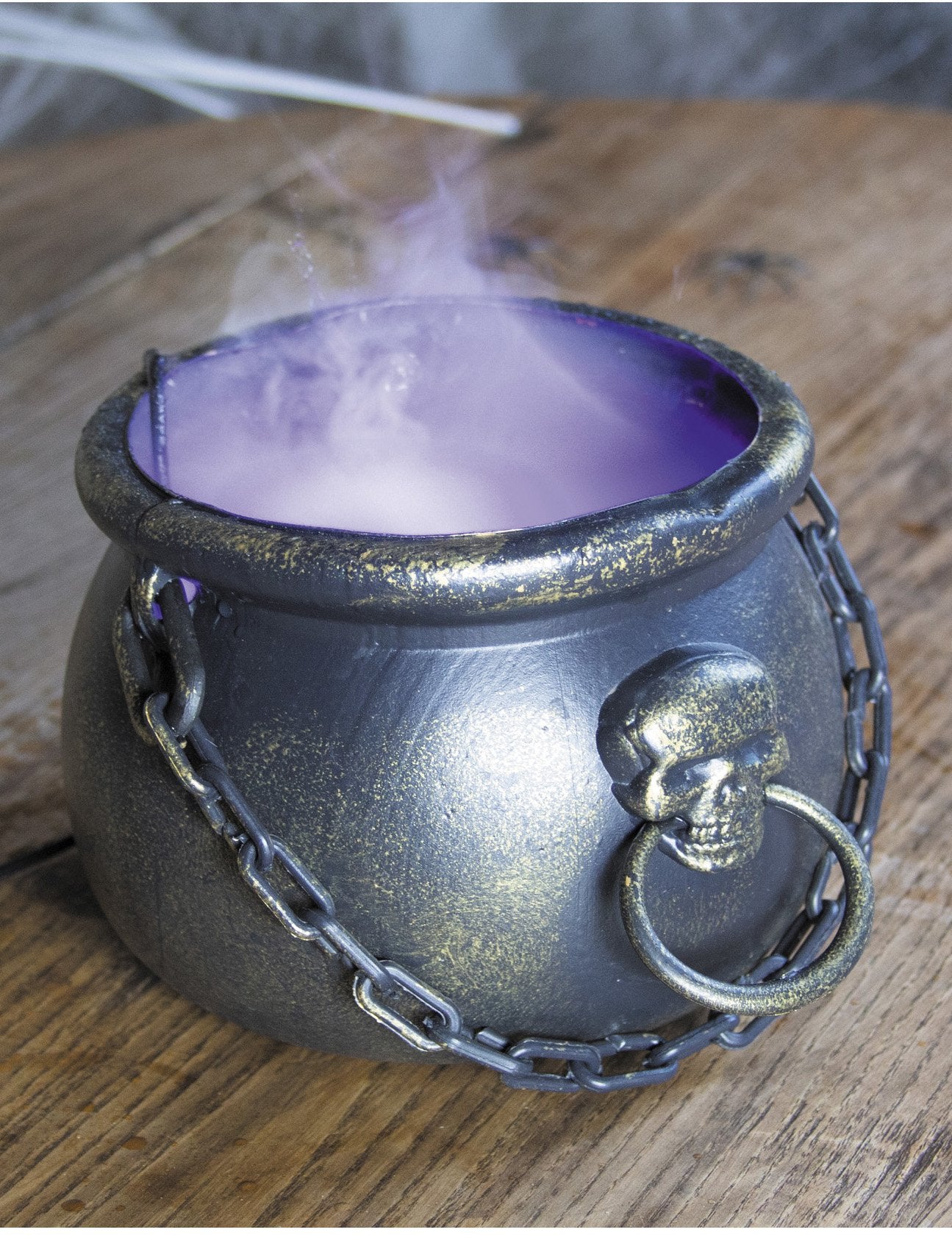 Detail kotlíkového hrnce s lebkou a řetězy dýmky a LED světla Halloween