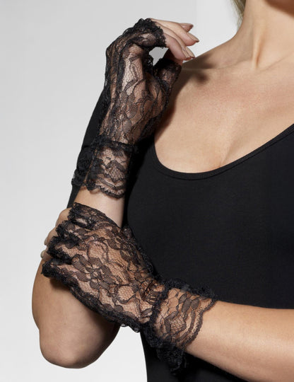 Détail de la maille fleurie des gants en dentelle pour femme
