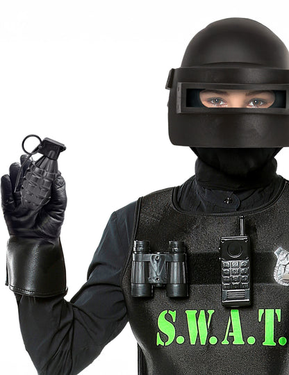 Gros plan sur la prise en main de la grenade à main pour adulte