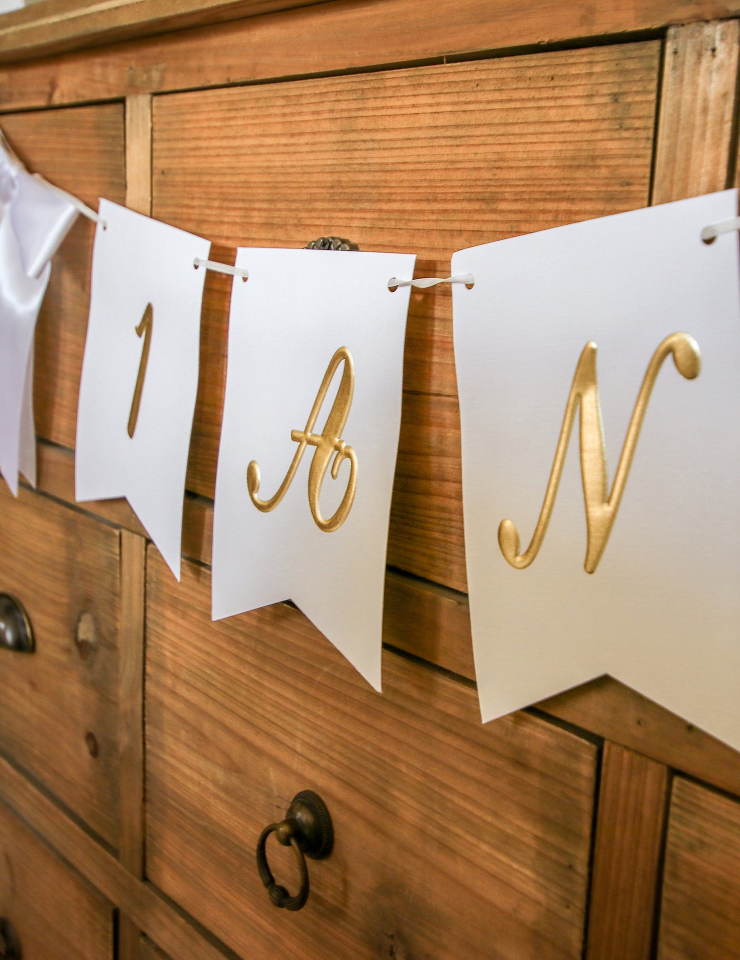 1 rok bílá a zlatá girlanda se saténovými mašlemi 150 cm a vlaječky