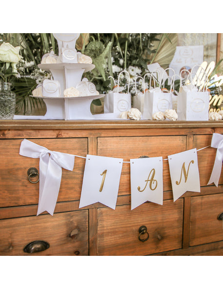 1 rok bílá a zlatá girlanda se saténovými mašlemi 150 cm a vlaječky