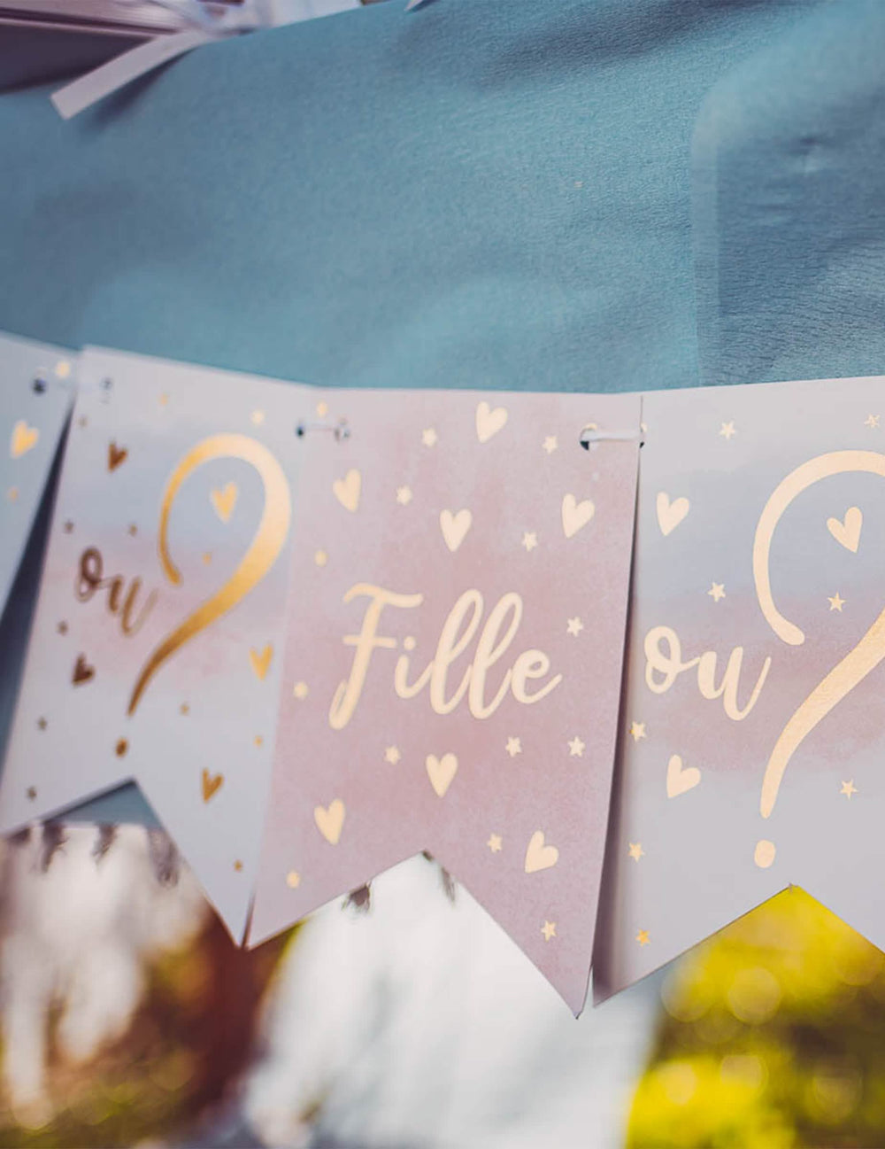 Zlatý detail nápisu na girlandě 11 vlaječek pro dívku nebo chlapce na gender reveal