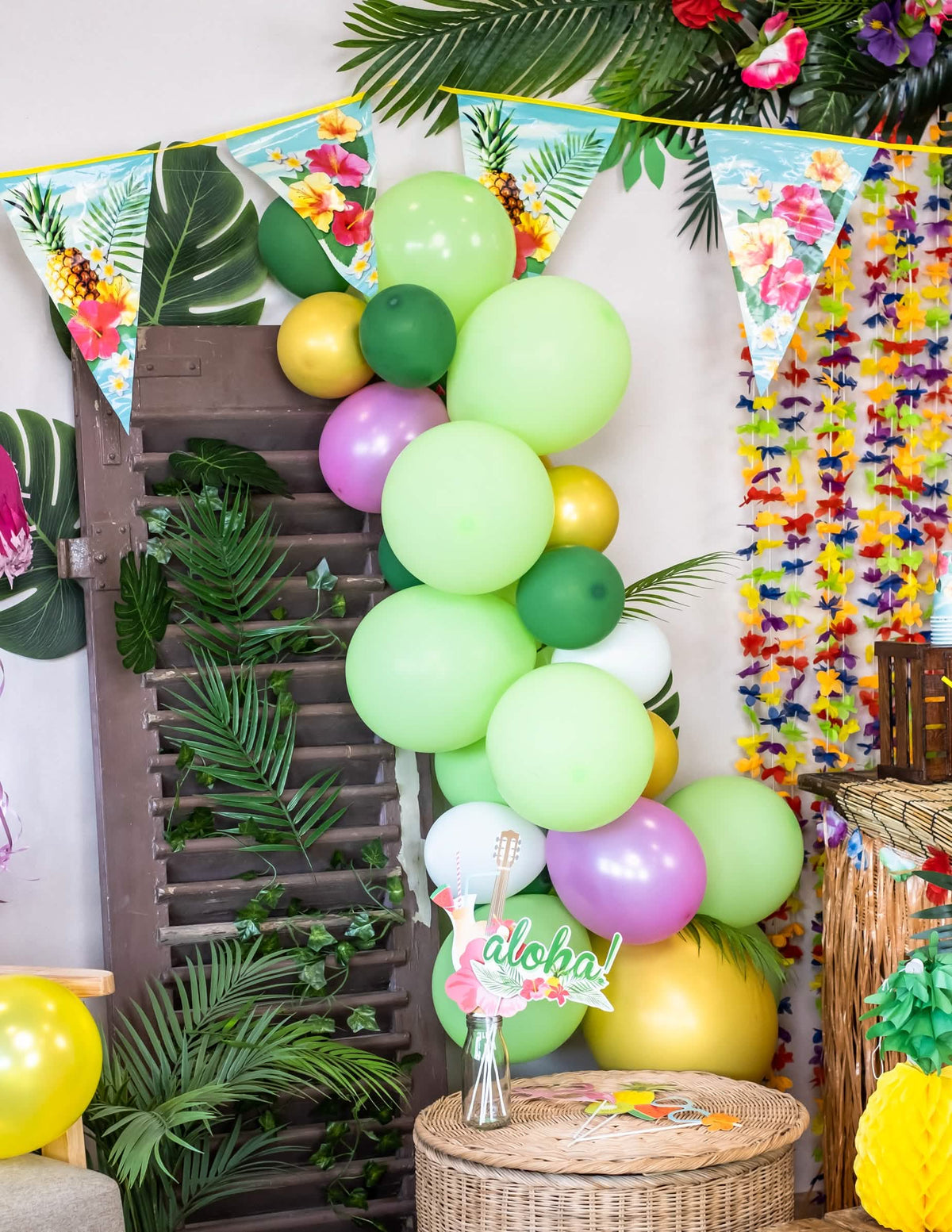 Scéna s praporkovou girlandou Hawaii party v tropické výzdobě