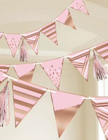 Girlanda s růžovými vlaječkami, vzory z růžového zlata a střapci 2,55 m narozeninová dekorace