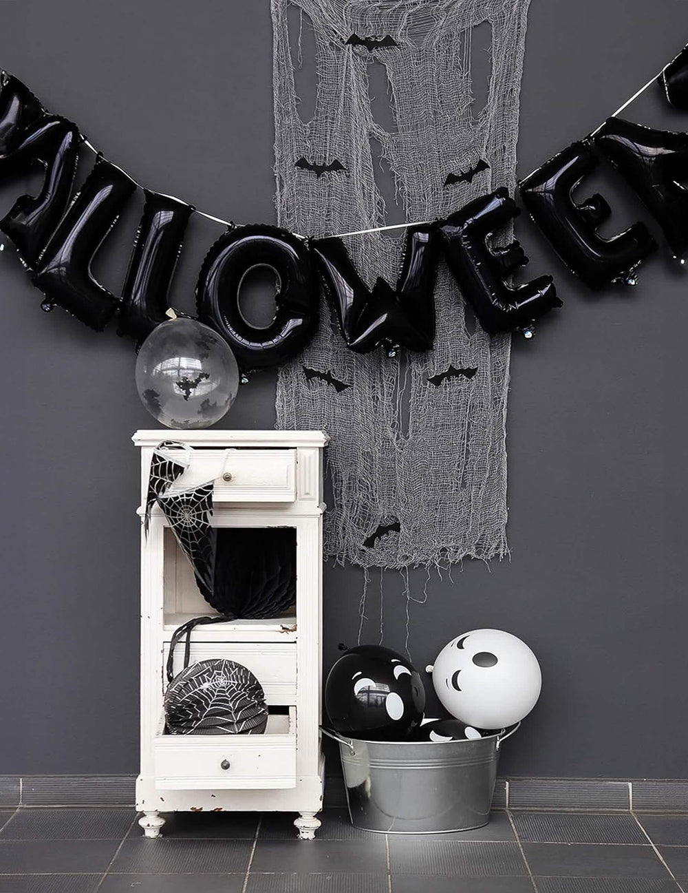 Názorné zobrazení balónkového řetězu z hliníku halloween s černými písmeny