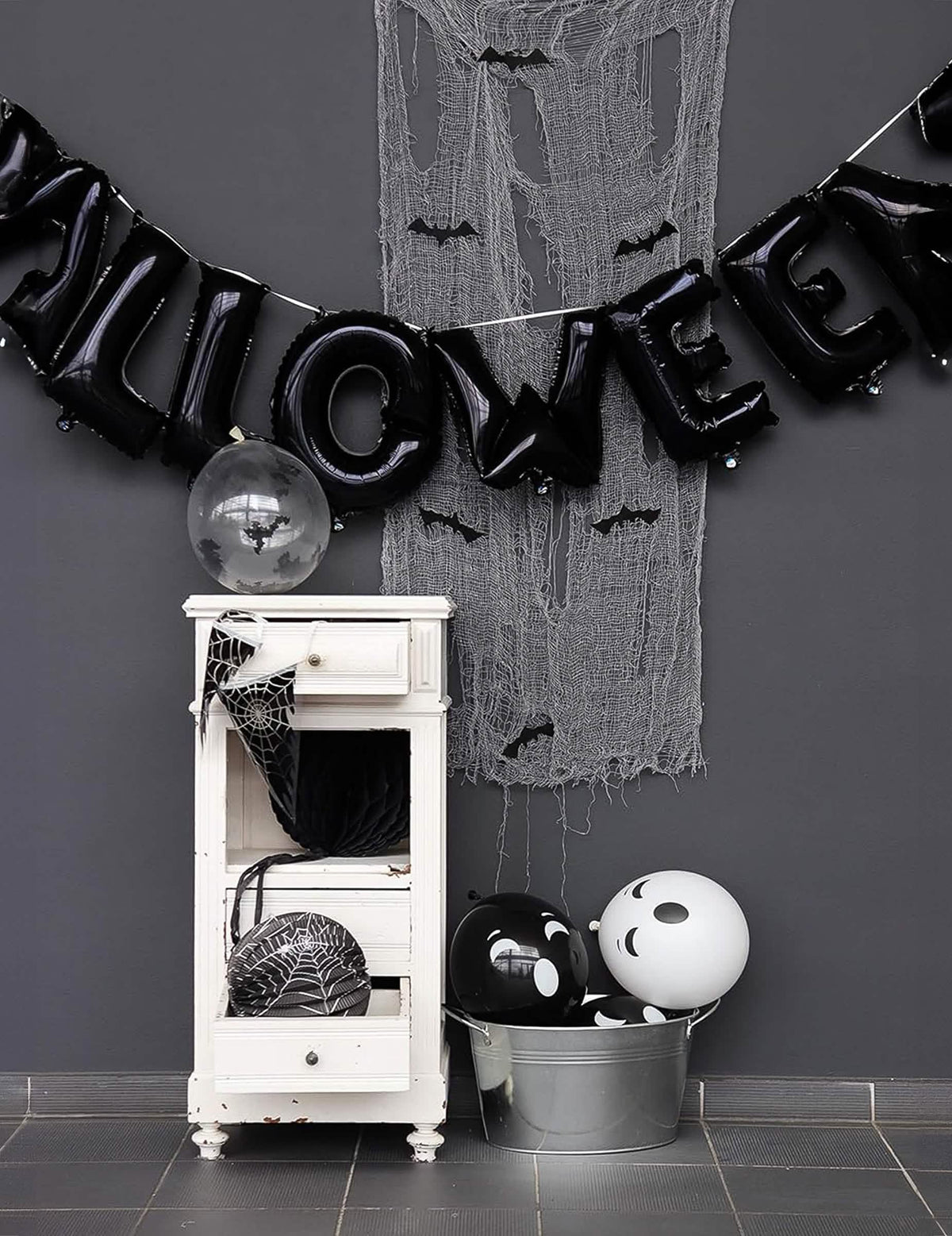 Názorné zobrazení balónkového řetězu z hliníku halloween s černými písmeny