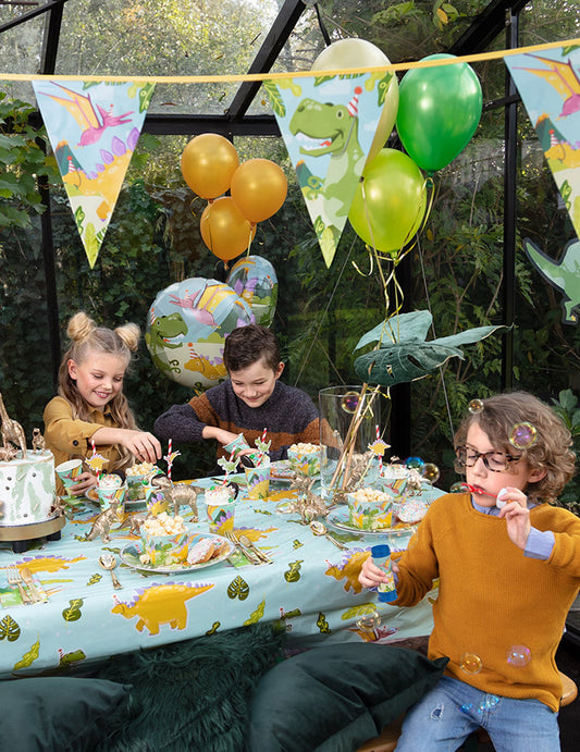 Mise en situation de fête de la guirlande de fanions Dino Party