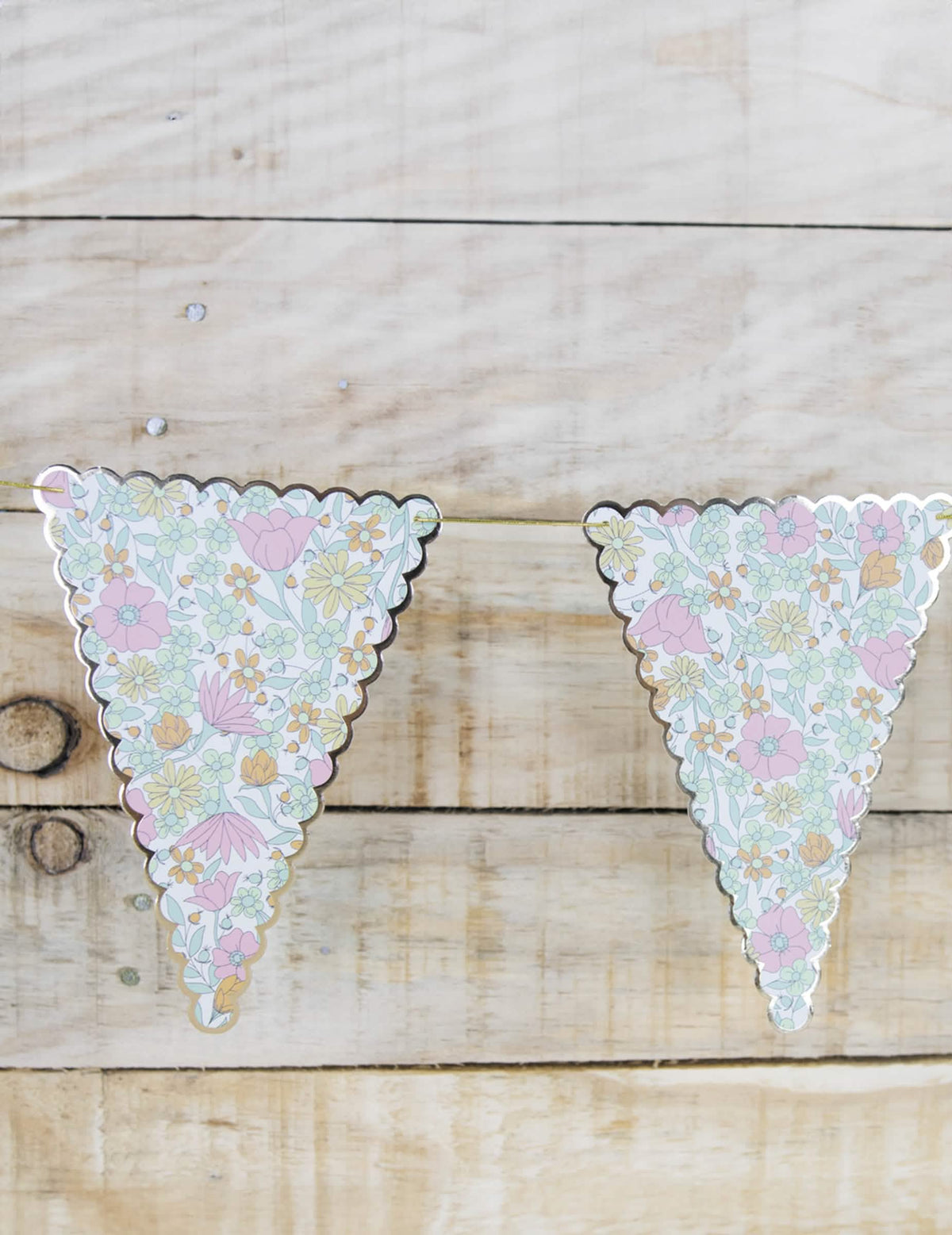 Detail visících praporků girlandy z praporků shabby květy liberty