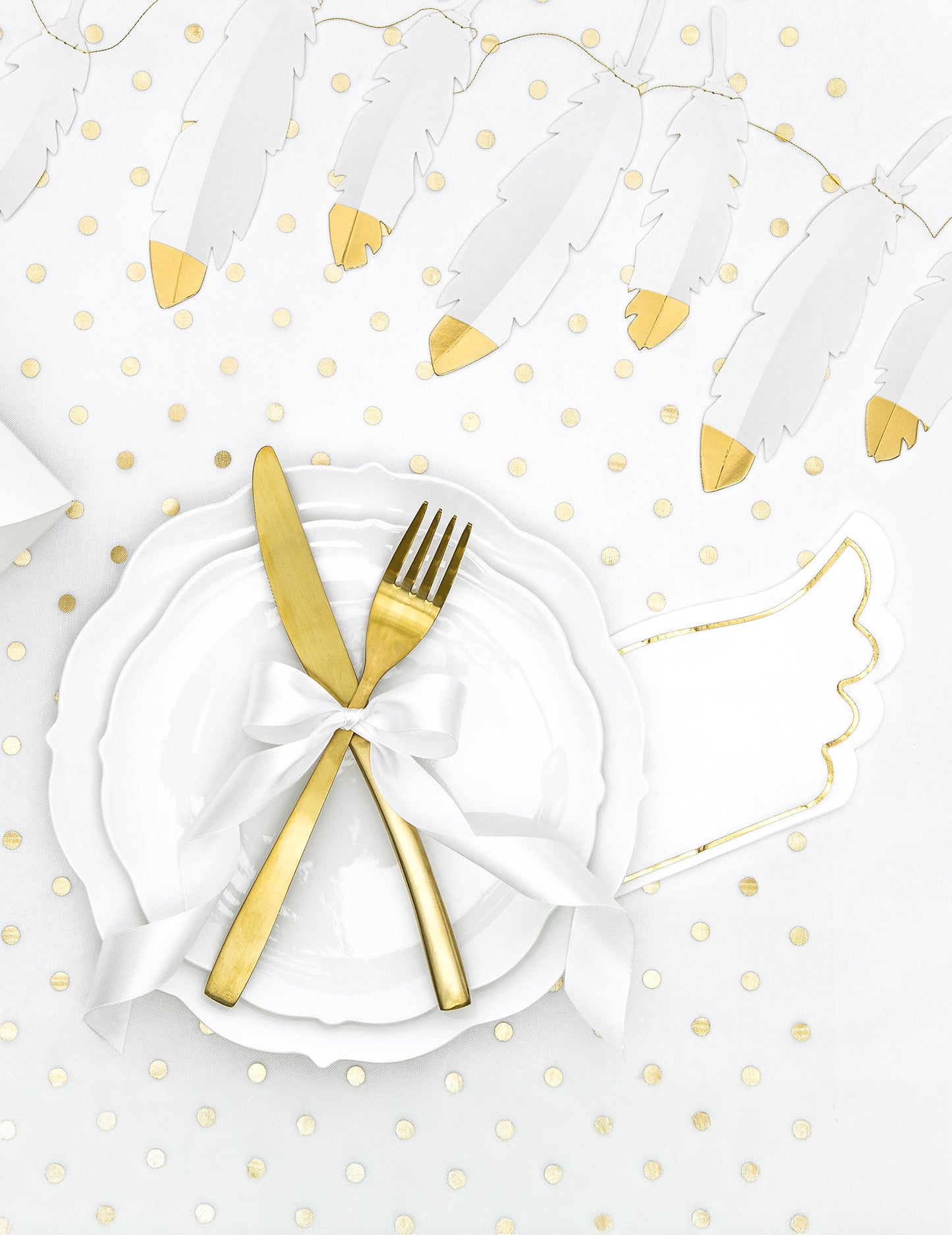 Bílá a zlatá péřová girlanda 13.5 cm x 1,6 m svatební dekorace