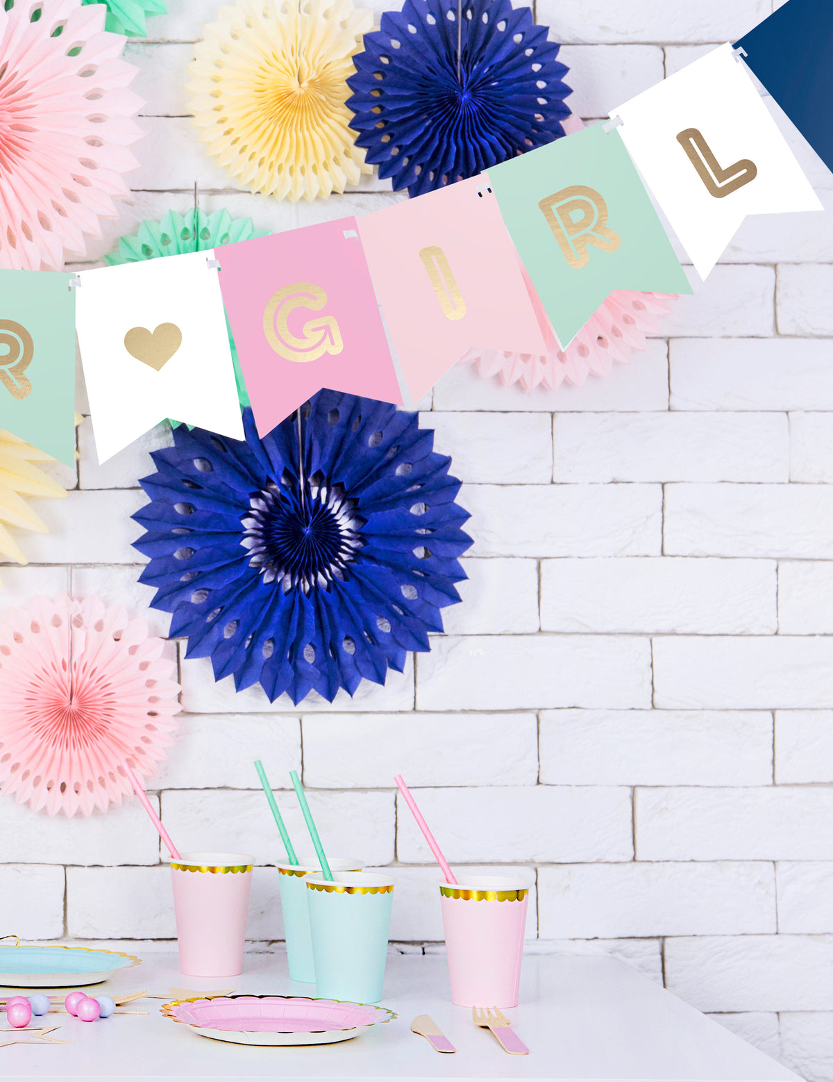Zoom sur les fanions GIRL de la guirlande en carton boy or girl pour baby shower
