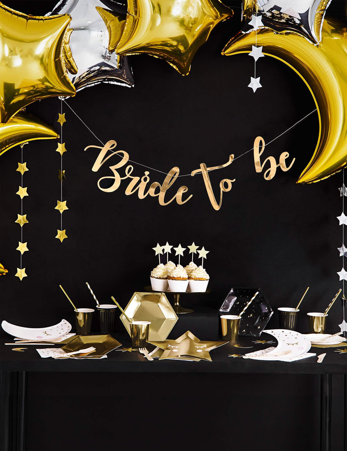 Výzdoba bufetu z papírové girlandy Bride to be