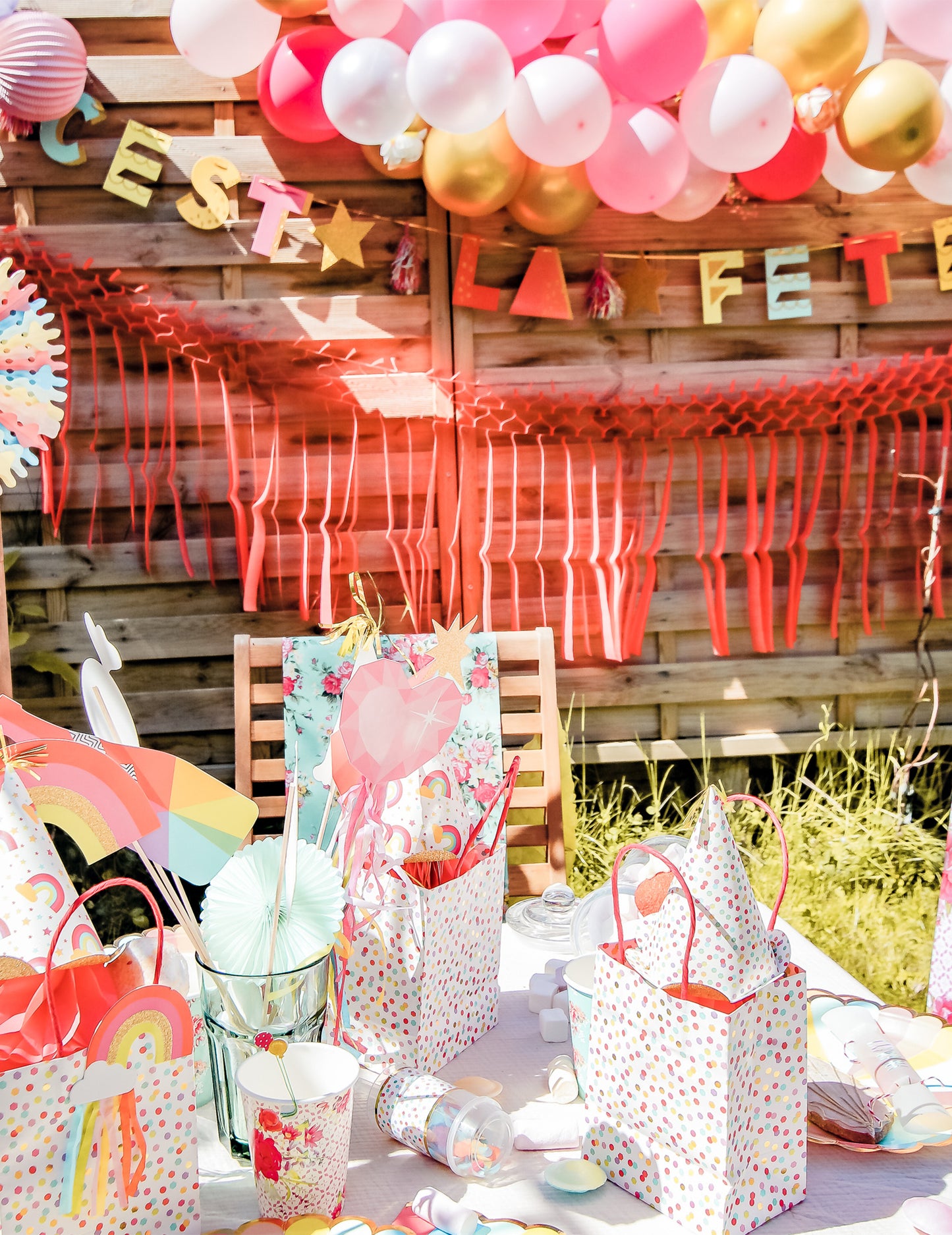 Kartonová girlanda je to party vícebarevný zlatý třpyt 15 cm x 3 m k narozeninám