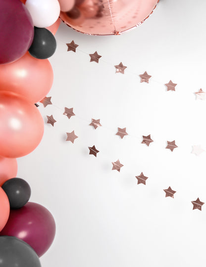 Růžově zlatá metalická hvězdicová kartonová girlanda 3,6 m k Vánocům