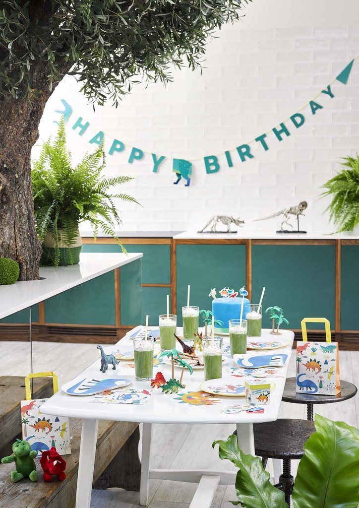 Mise en situation de la guirlande en carton happy birthday dinosaure
