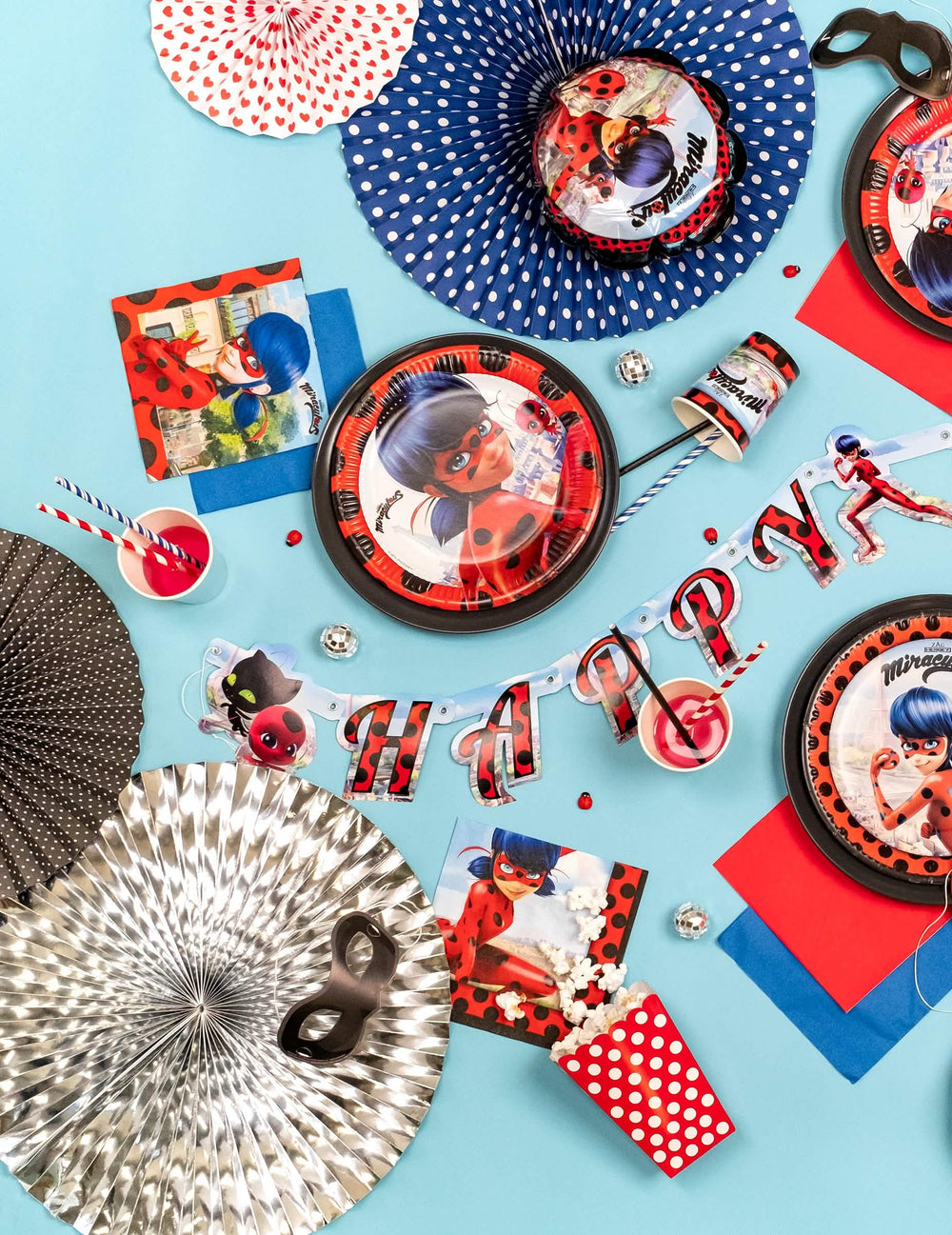 Plošné aranžmá girlandy Happy Birthday Ladybug z kartonu