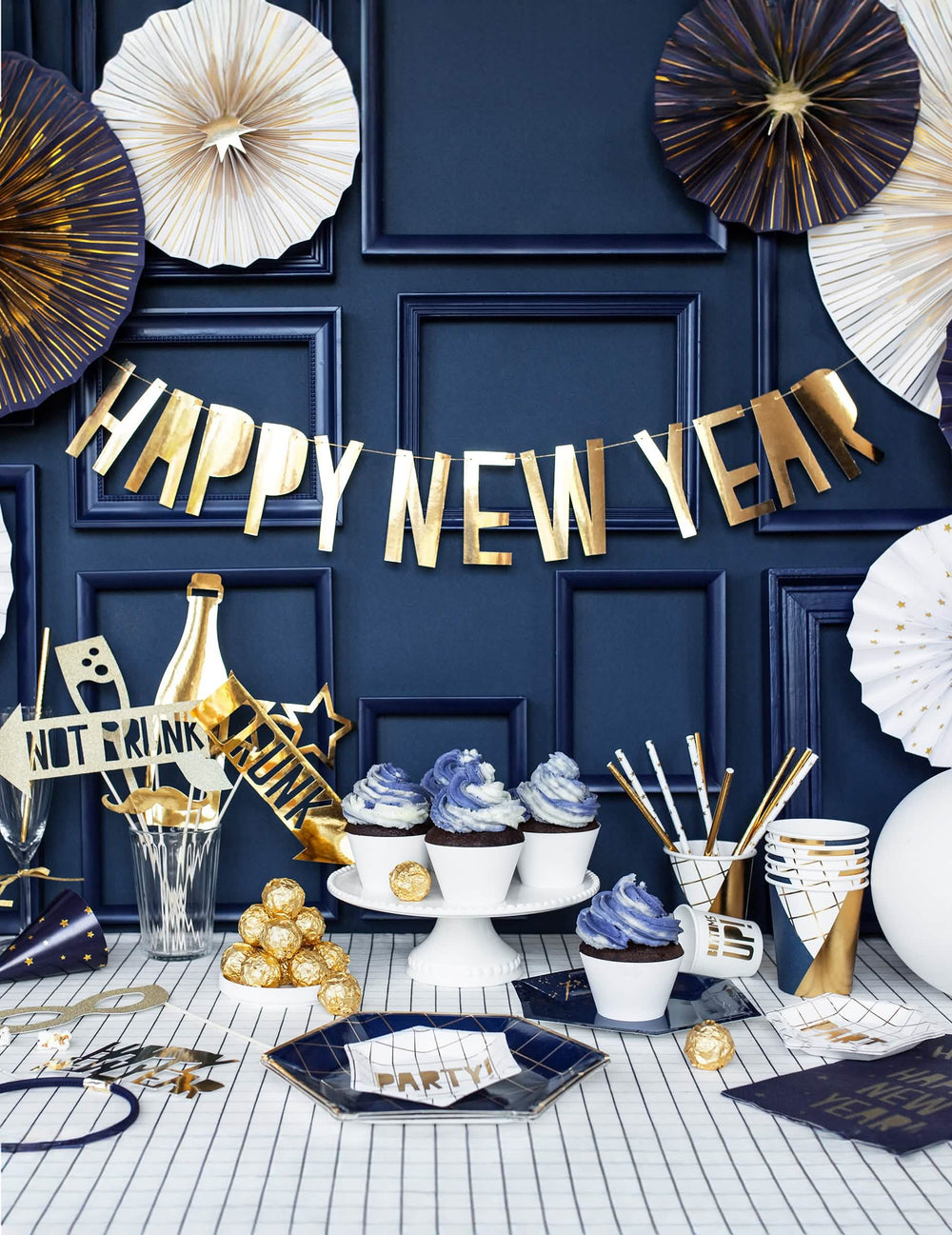 Vytvoření slavnostní atmosféry u bufetu kartonovou girlandou Happy New Year