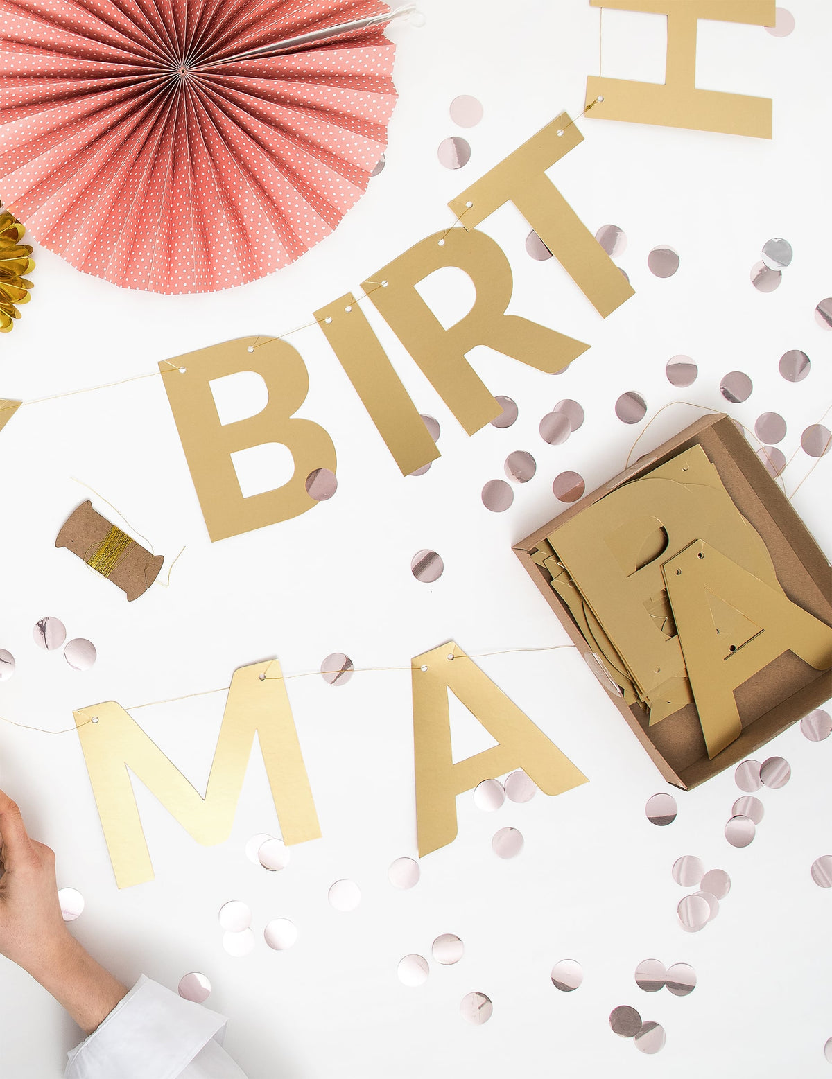 Vue de dessus avec accessoires de la guirlande en carton lettres dorée 63 pièces