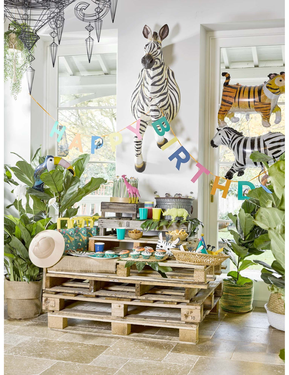 Mise en situation de la guirlande en carton Party Animal Happy Birthday Jungle