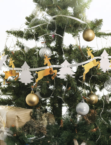 Bílá a zlatá jedle a sobí kartonová girlanda 3 m vánoční dekorace