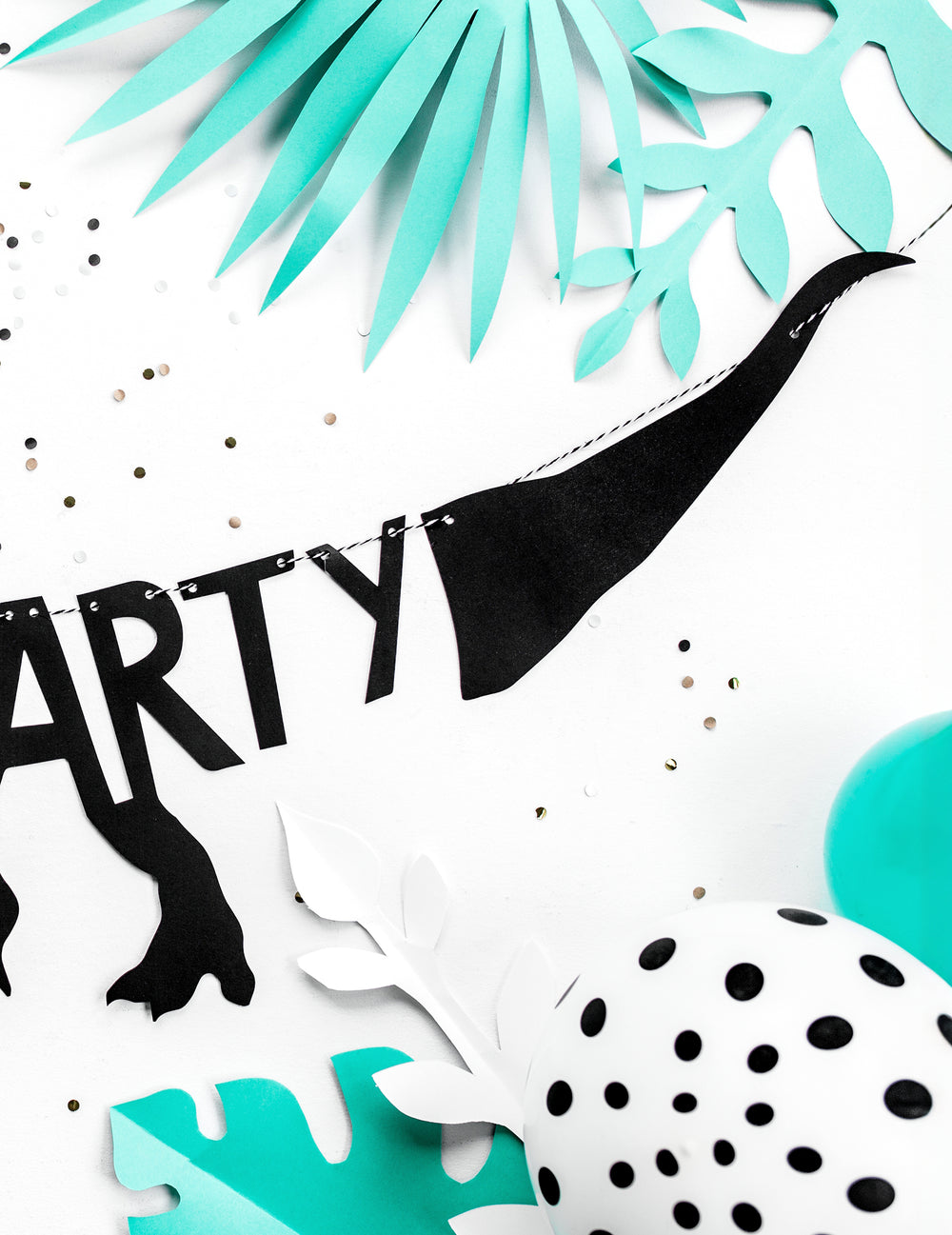 Détail de la queue et de l'inscription ARTY de la guirlande en carton squelette dino party