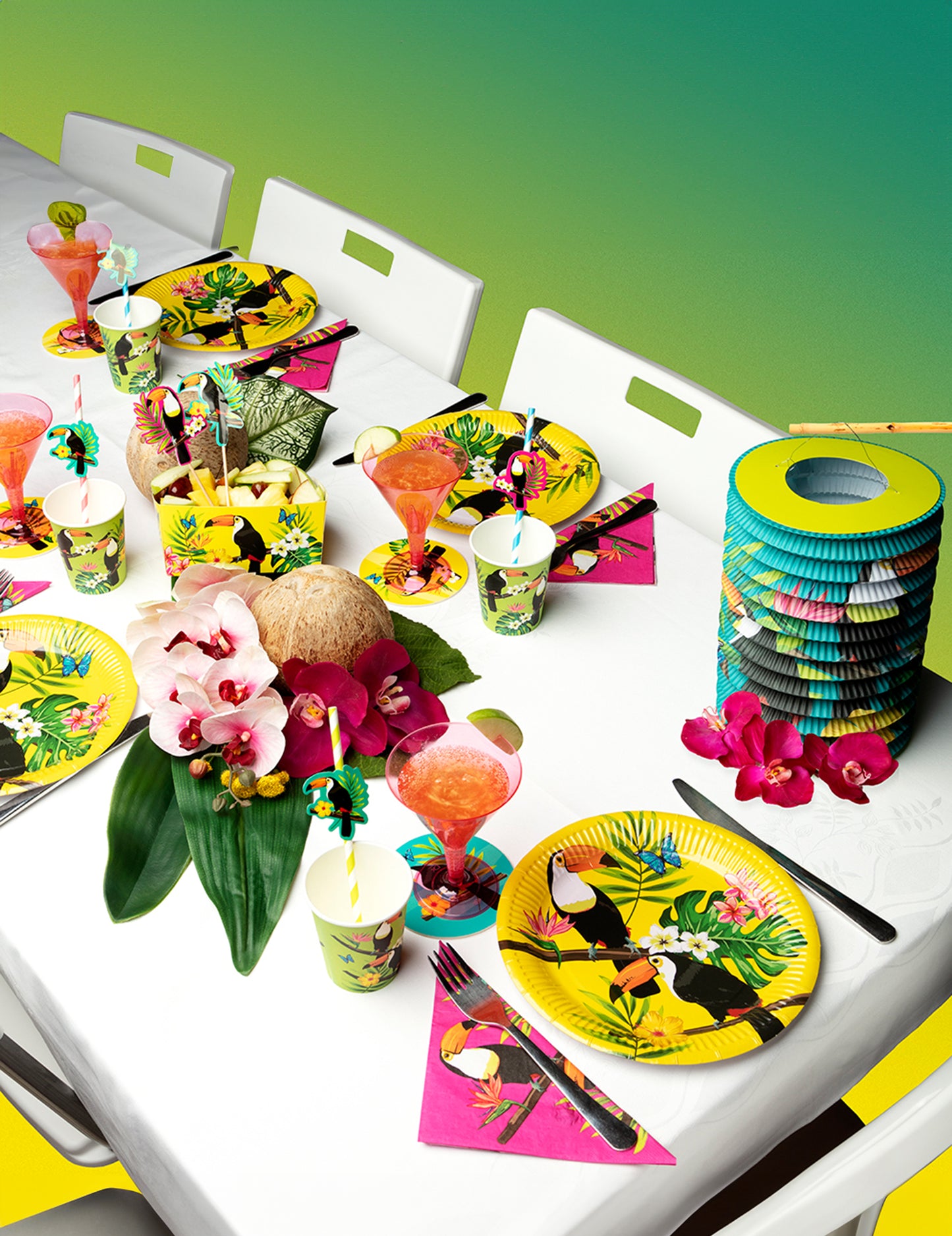 Mise en situation sur une table de fête de la guirlande en carton toucan