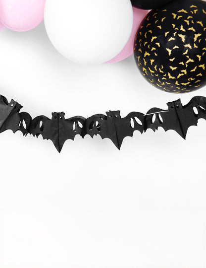 Mise en situation de la guirlande en papier chauve-souris