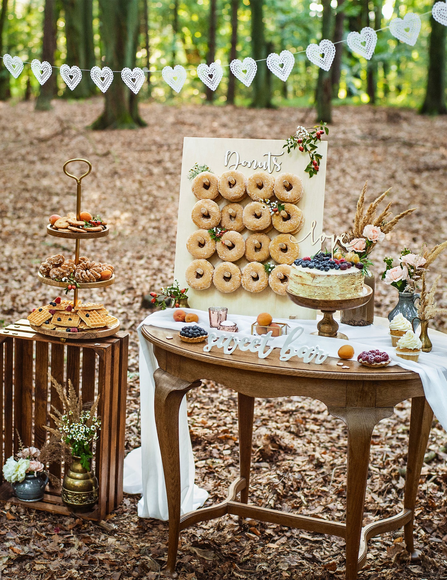 Bílá krajková srdíčka papírová girlanda 8 cm x 1,8 m pro svatbu