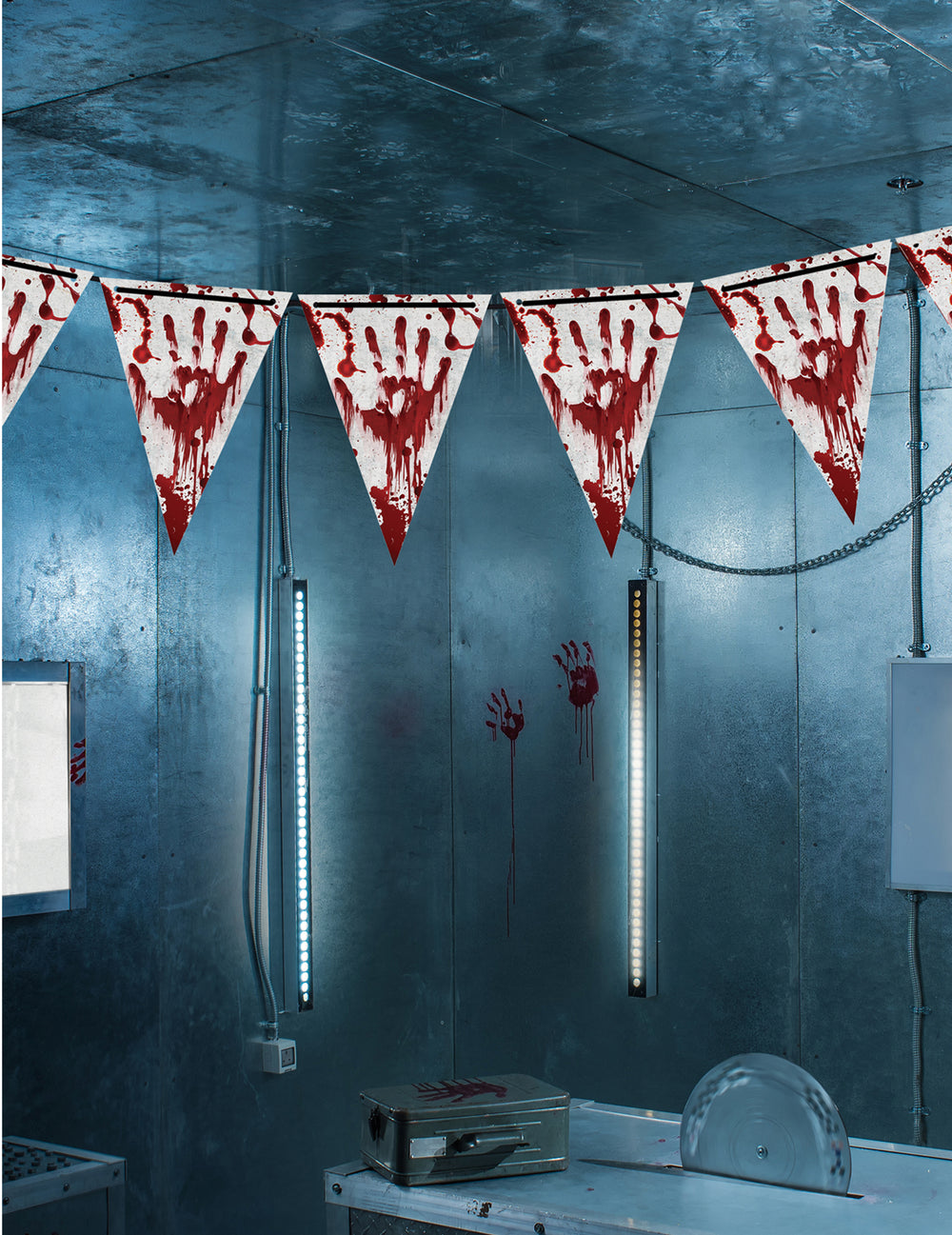 Mise en scène en décor de la guirlande fanions en papier Halloween ensanglanté