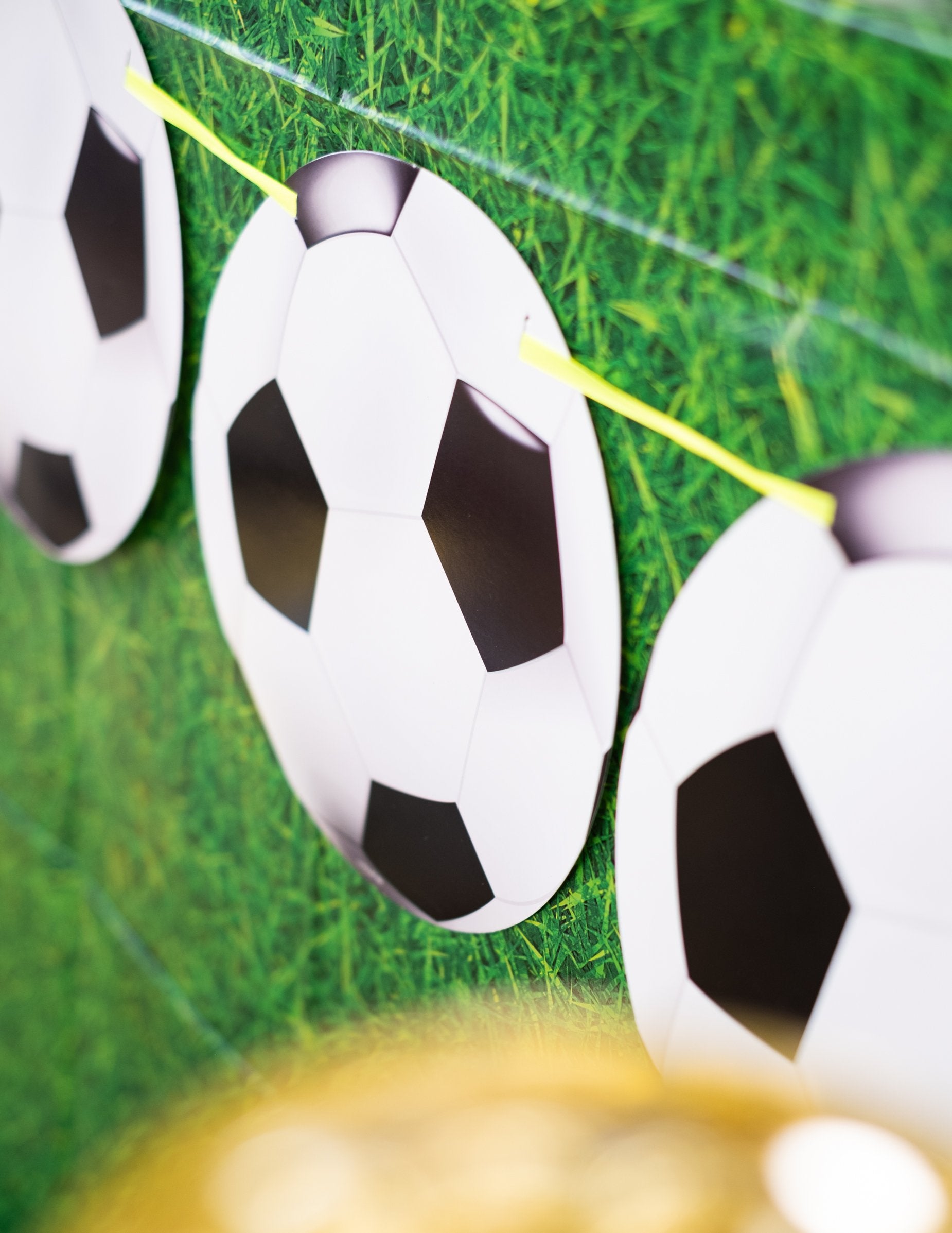 Gros plan sur les fanions en forme de ballon de la guirlande fanions football