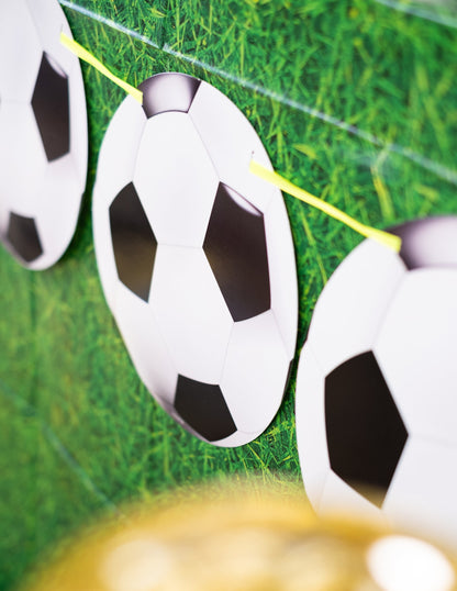 Gros plan sur les fanions en forme de ballon de la guirlande fanions football