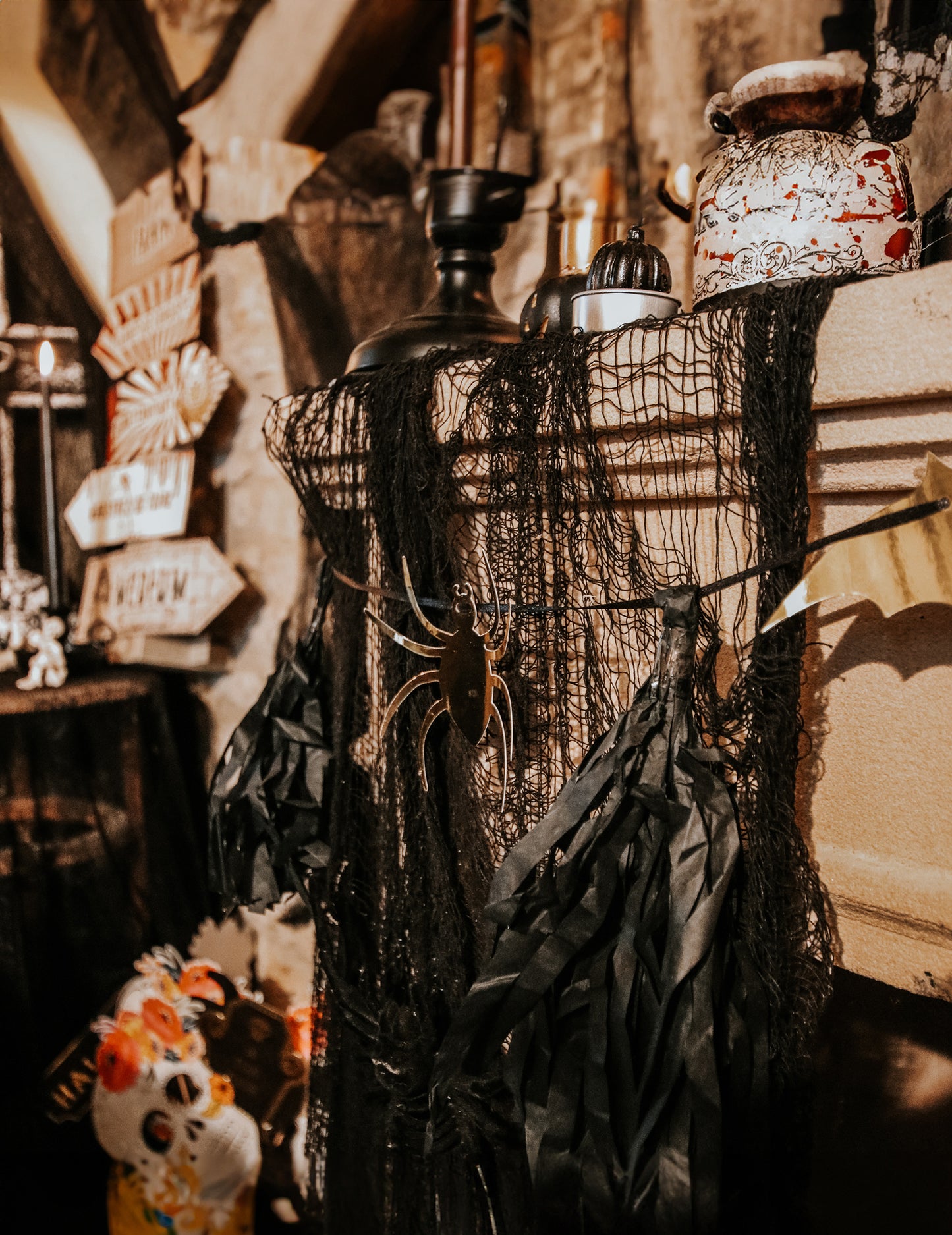 Černo-zlatá halloweenská girlanda se střapci 2m