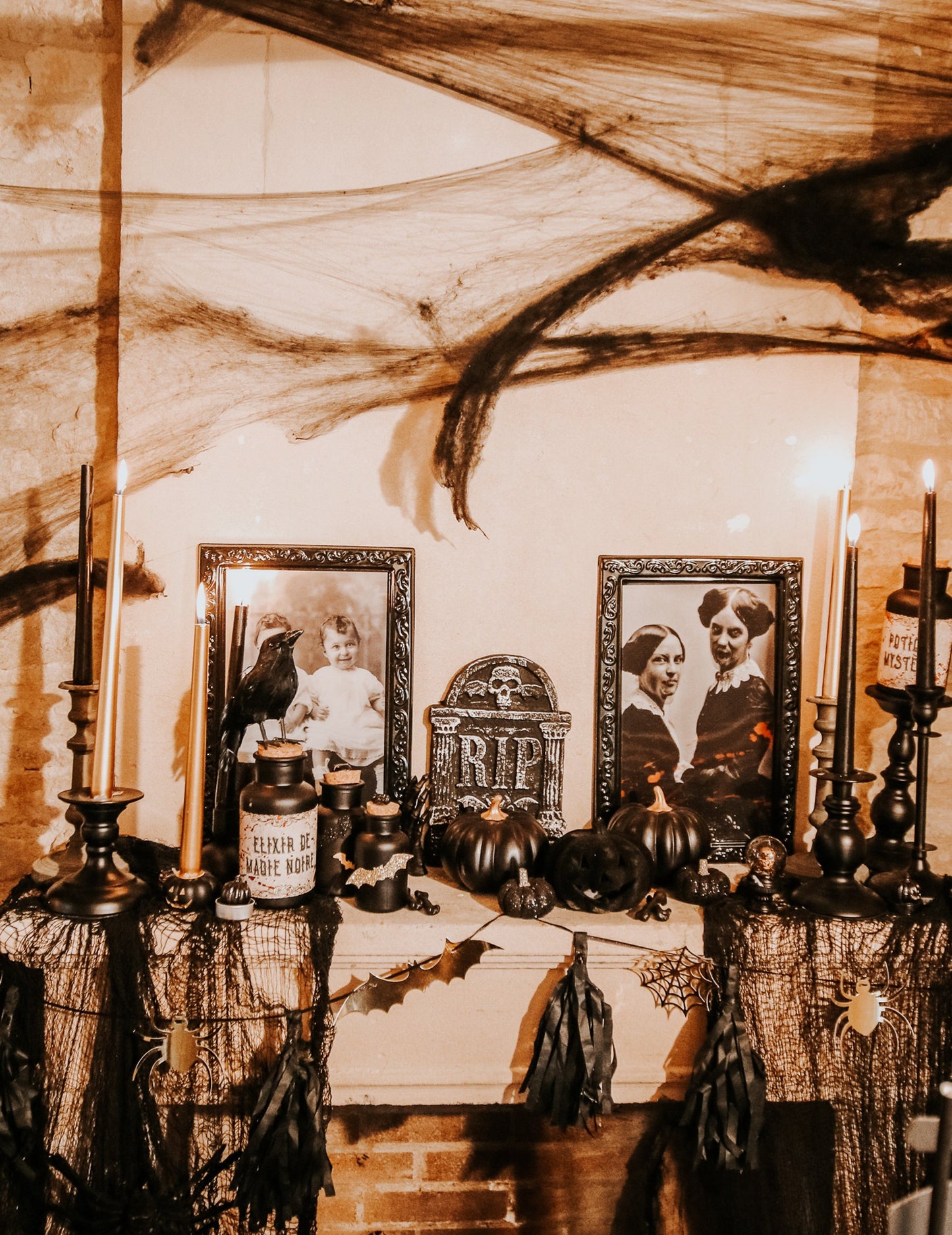 Černo-zlatá halloweenská girlanda se střapci 2m