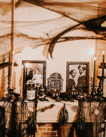 Černo-zlatá halloweenská girlanda se střapci 2m