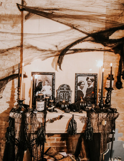 Černo-zlatá halloweenská girlanda se střapci 2m