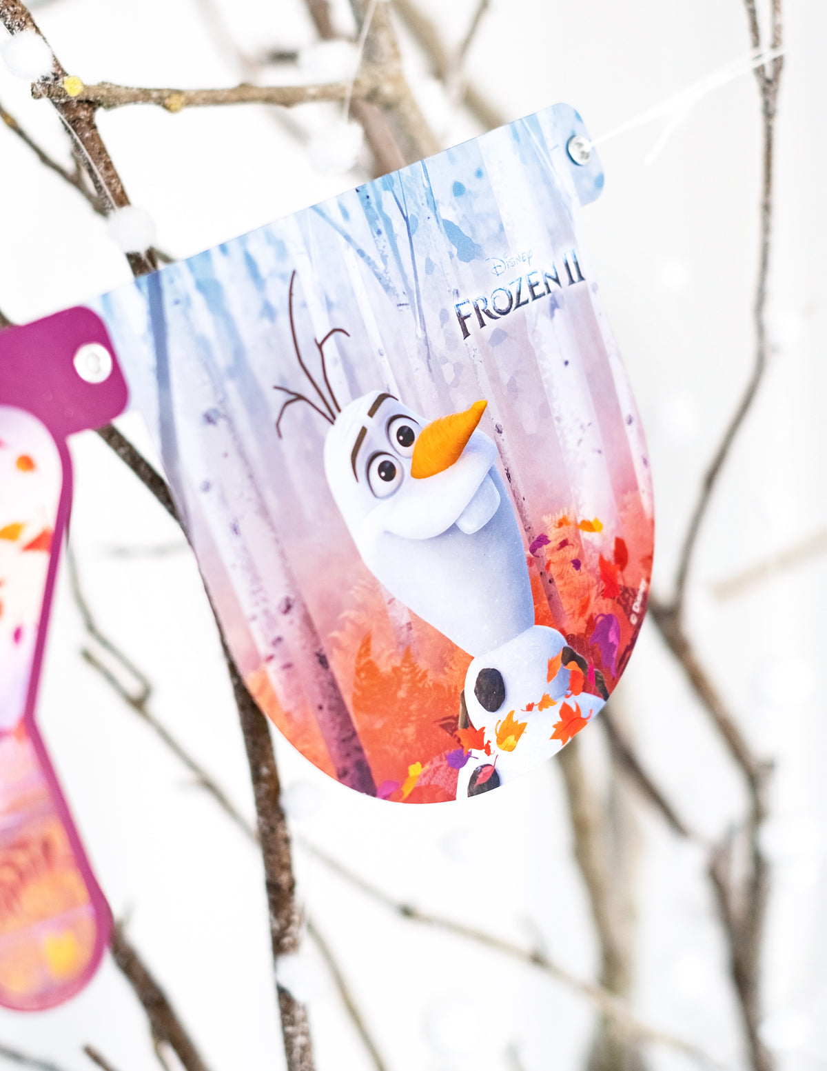 Détail du fanion avec Olaf de la guirlande happy birthday La Reine des Neiges 2