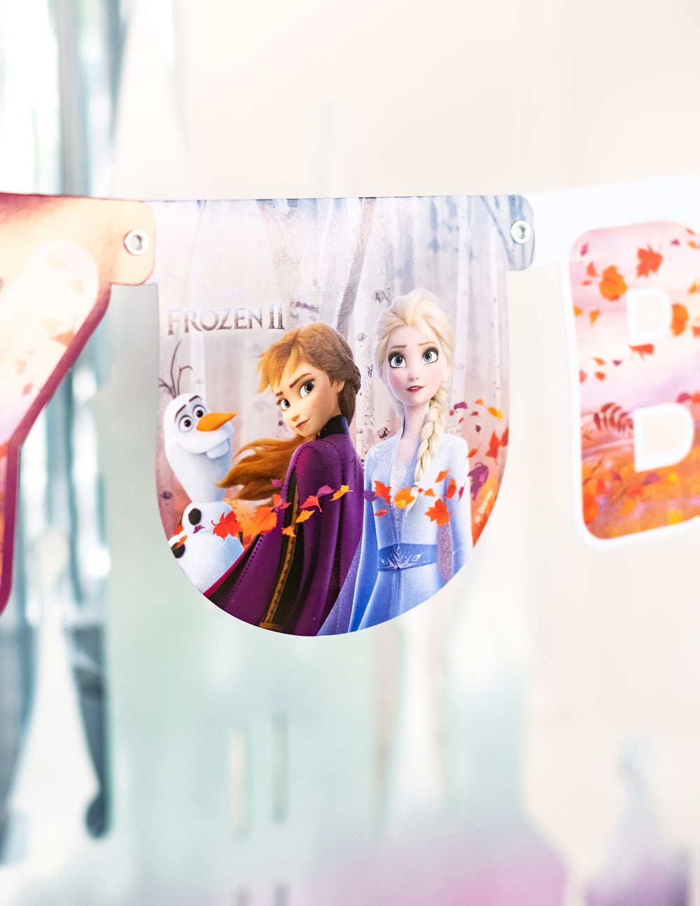 Détail du fanion avec Anna Elsa et Olaf de la guirlande happy birthday La Reine des Neiges 2