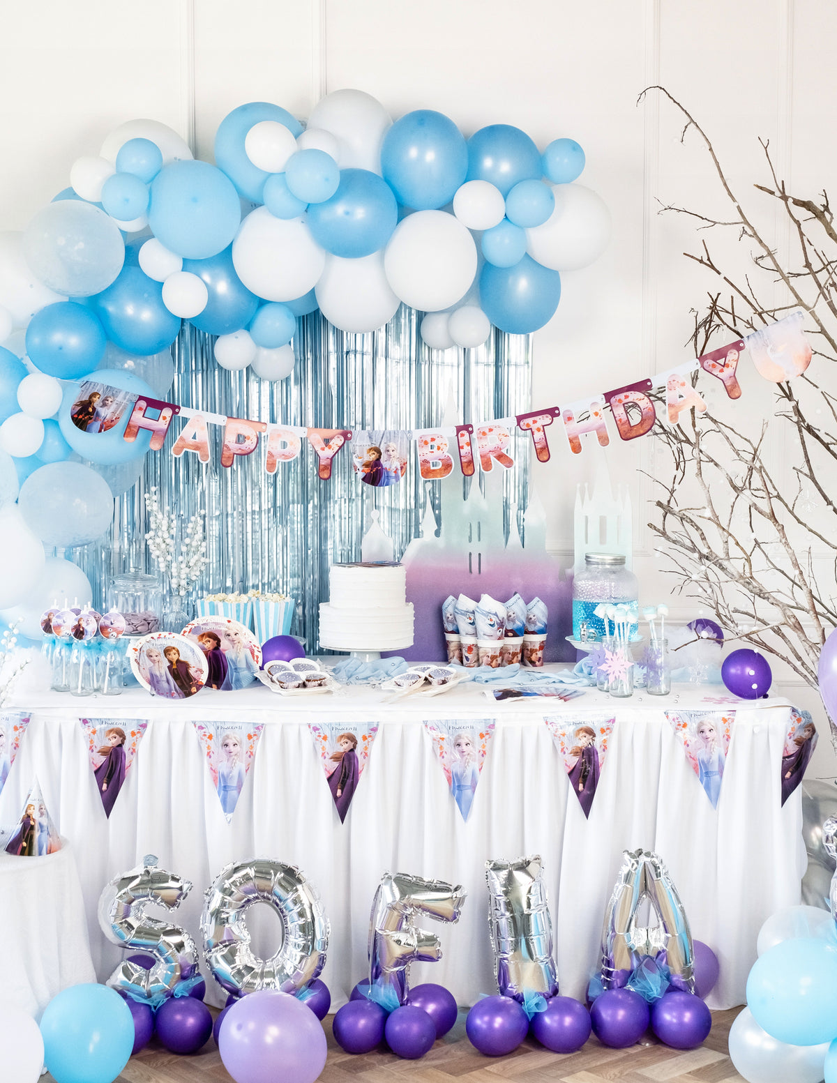 Mise en situation de fête de la guirlande happy birthday La Reine des Neiges 2