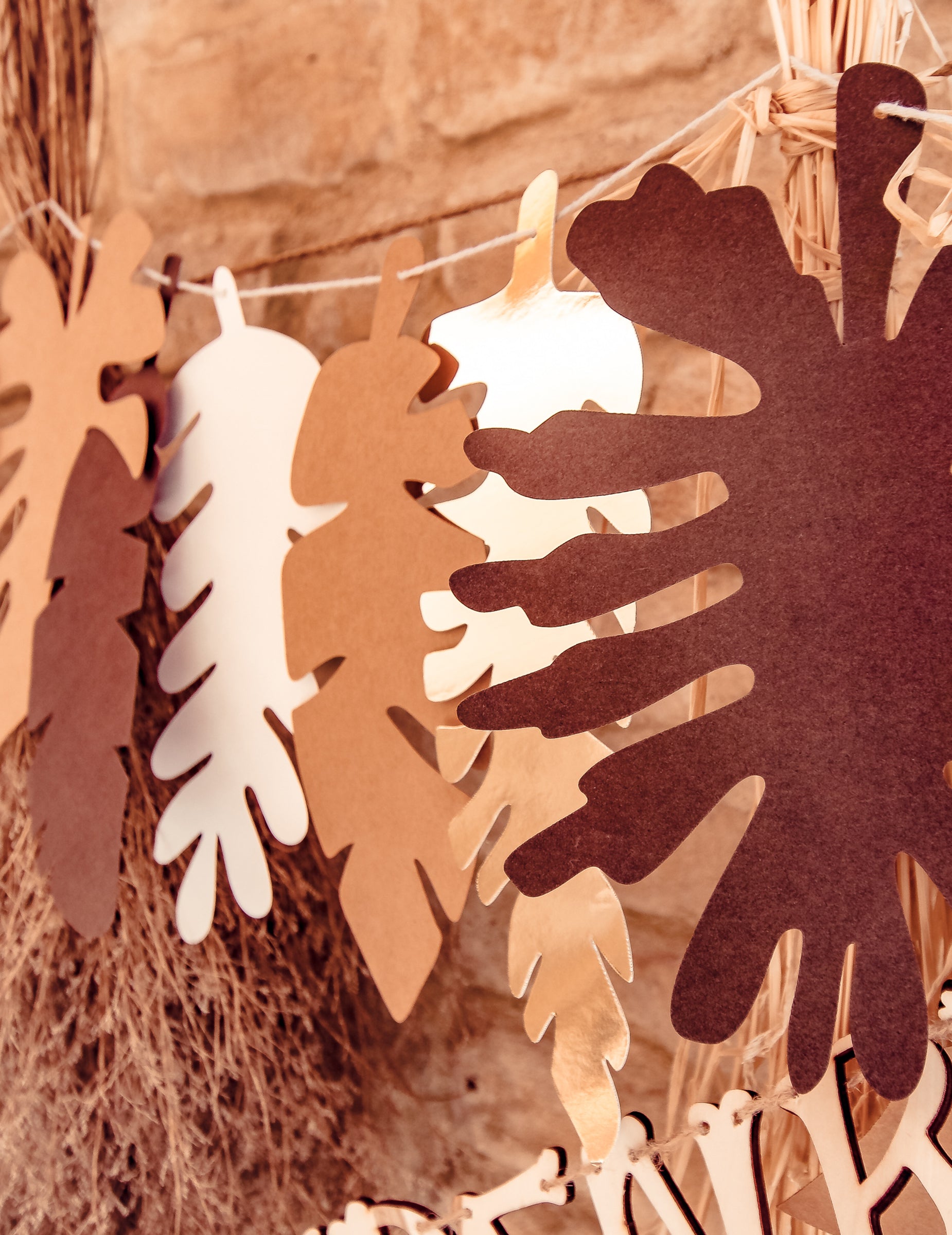 Gros plan sur les feuilles de la guirlande feuilles tropicales pour décoration exotique