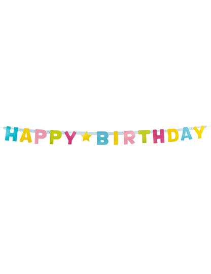 Mise en scène avec gâteau et ballons de la guirlande de lettres Happy Birthday