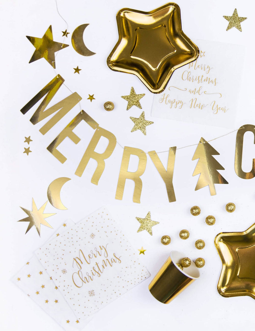 Stylizace s zlatou dekorací girlandy Merry Christmas na vánoce