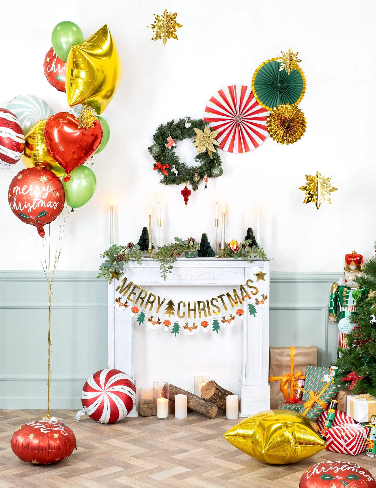 Slavnostní dekorace s krbem s girlandou Merry Christmas na vánoce