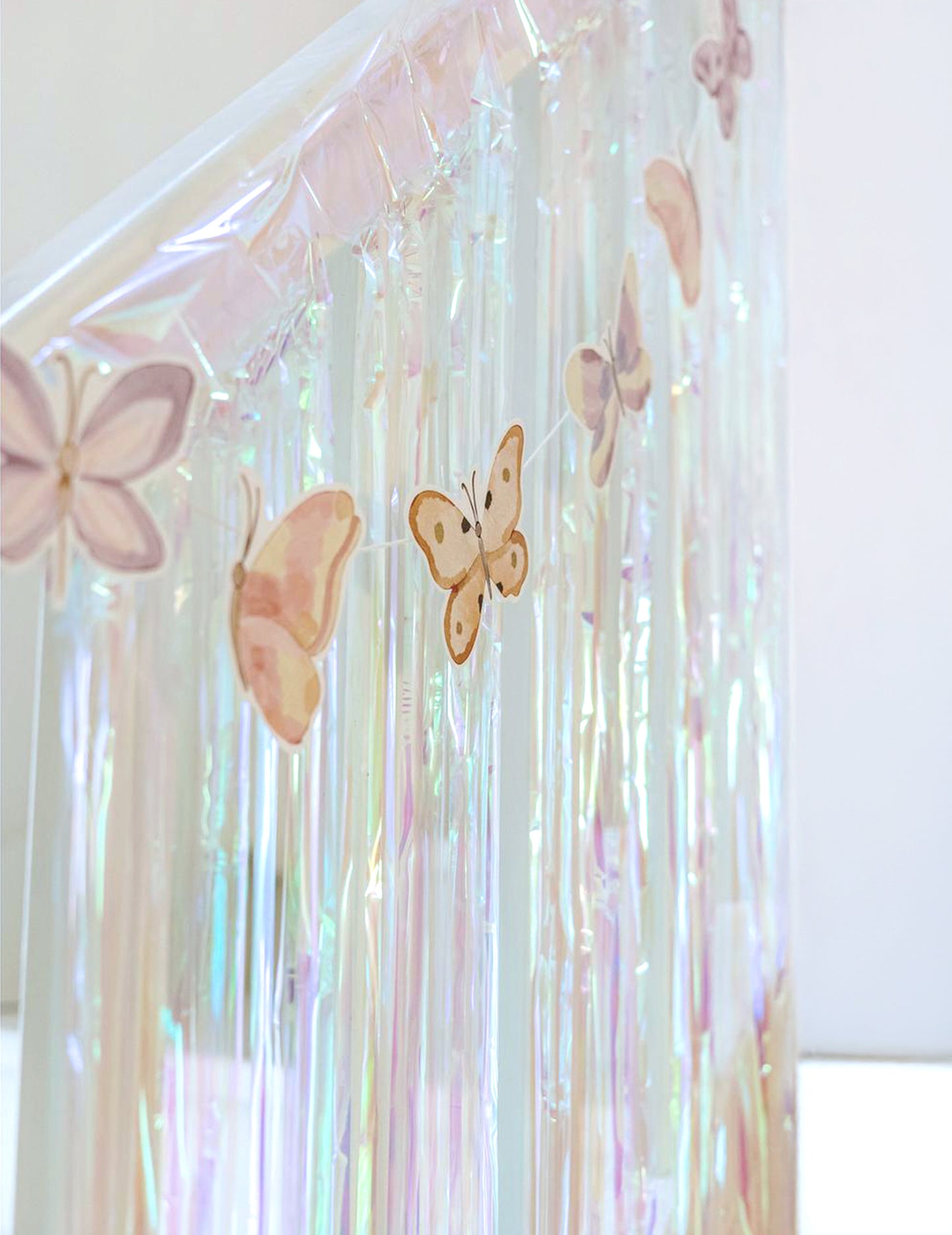 Pastelově růžová papírová motýlková girlanda 10 cm x 1,5 m magická atmosféra