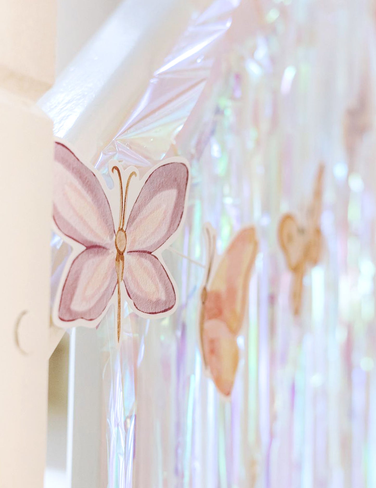 Pastelově růžová papírová motýlková girlanda 10 cm x 1,5 m magická atmosféra