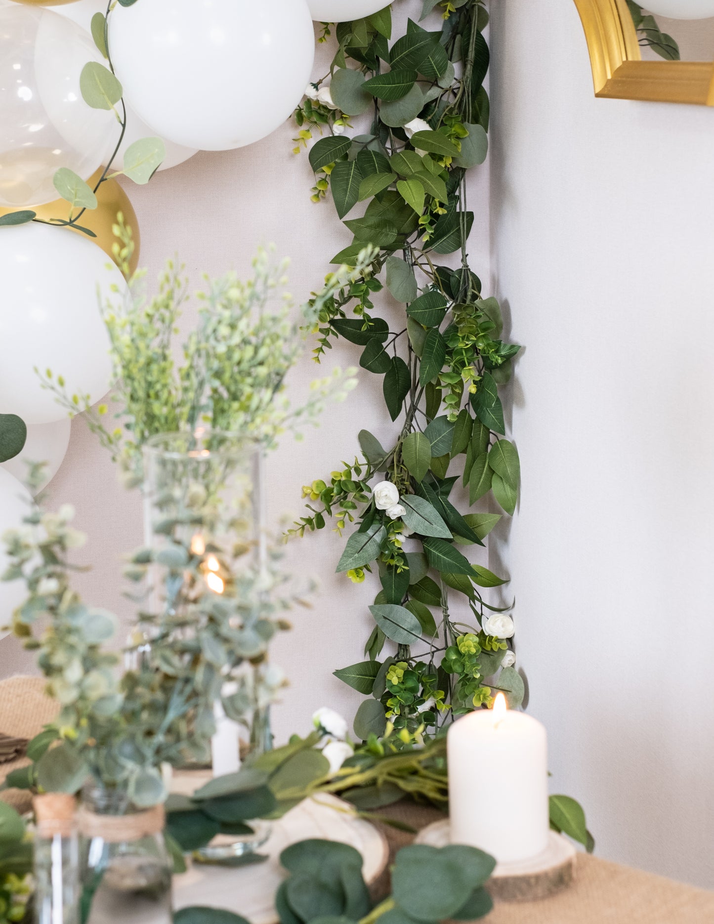 Vavřín bílá pivoňka a eukalyptová girlanda 1,40 m na svatbu