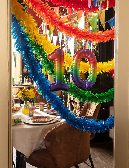 Červený girland z nehořlavého PVC plastu, délka 10 metrů 