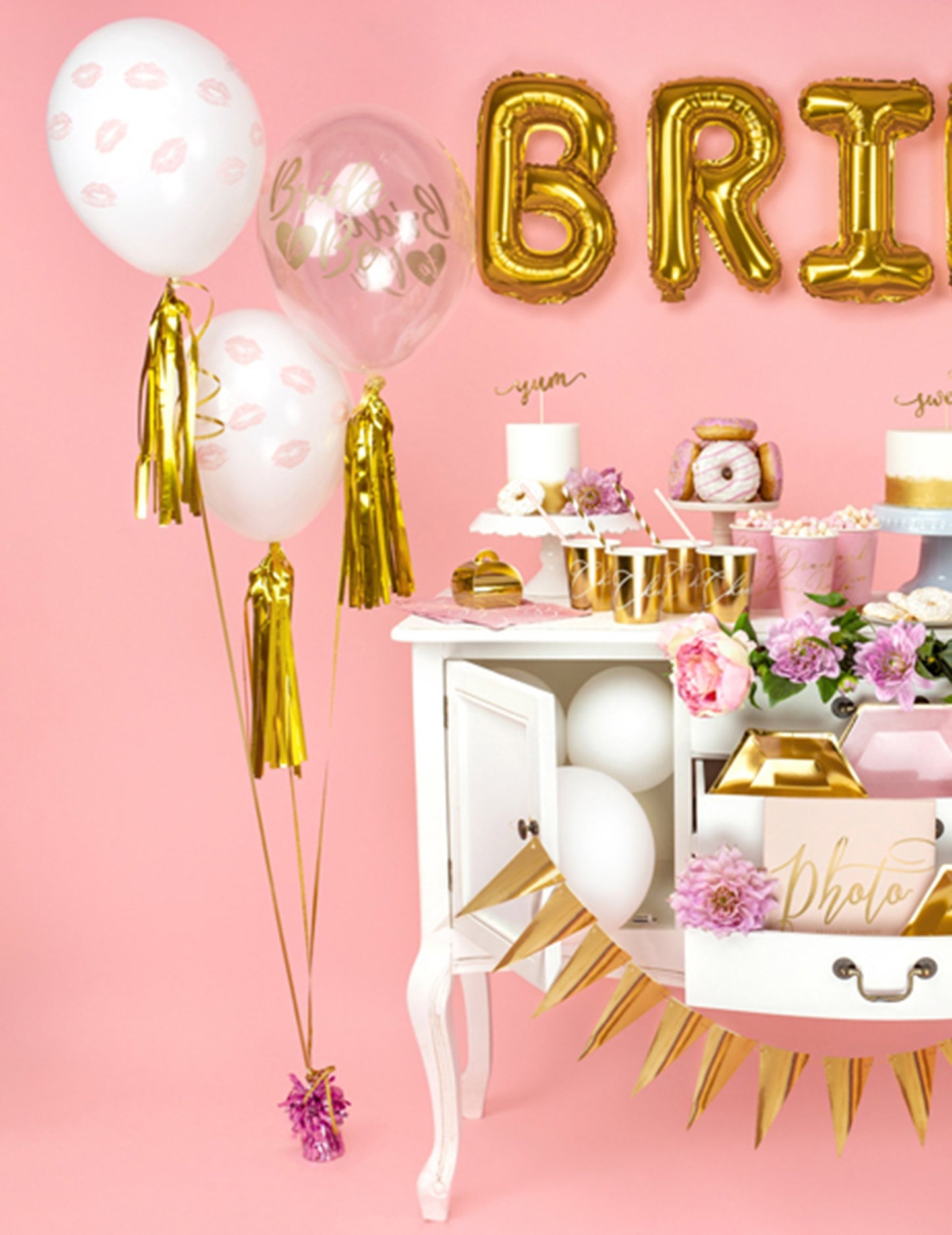 Pompons dorés accrochés à des ballons de la guirlande tassel 12 pompons dorés métallisés