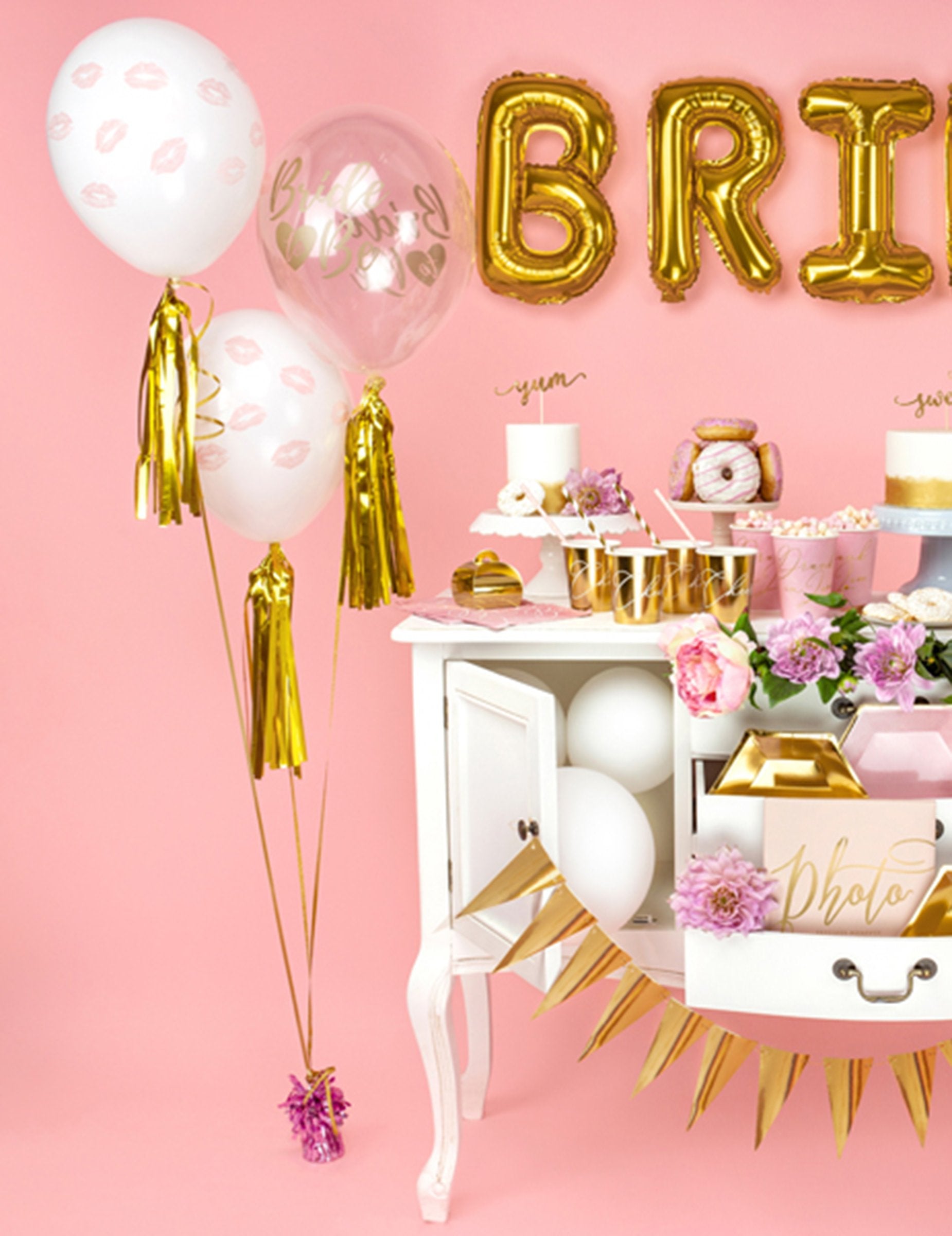 Pompons dorés accrochés à des ballons de la guirlande tassel 12 pompons dorés métallisés