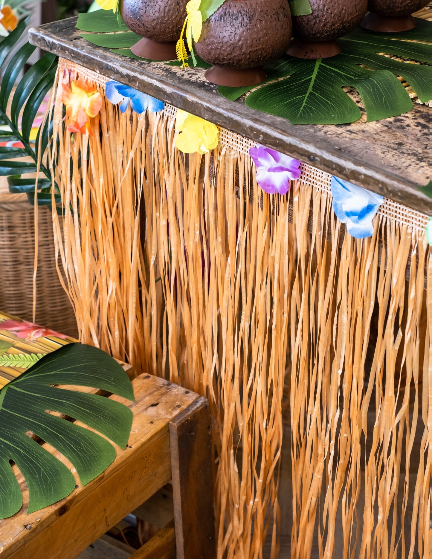 Detail květin a třásní havajské ubrusové sukně