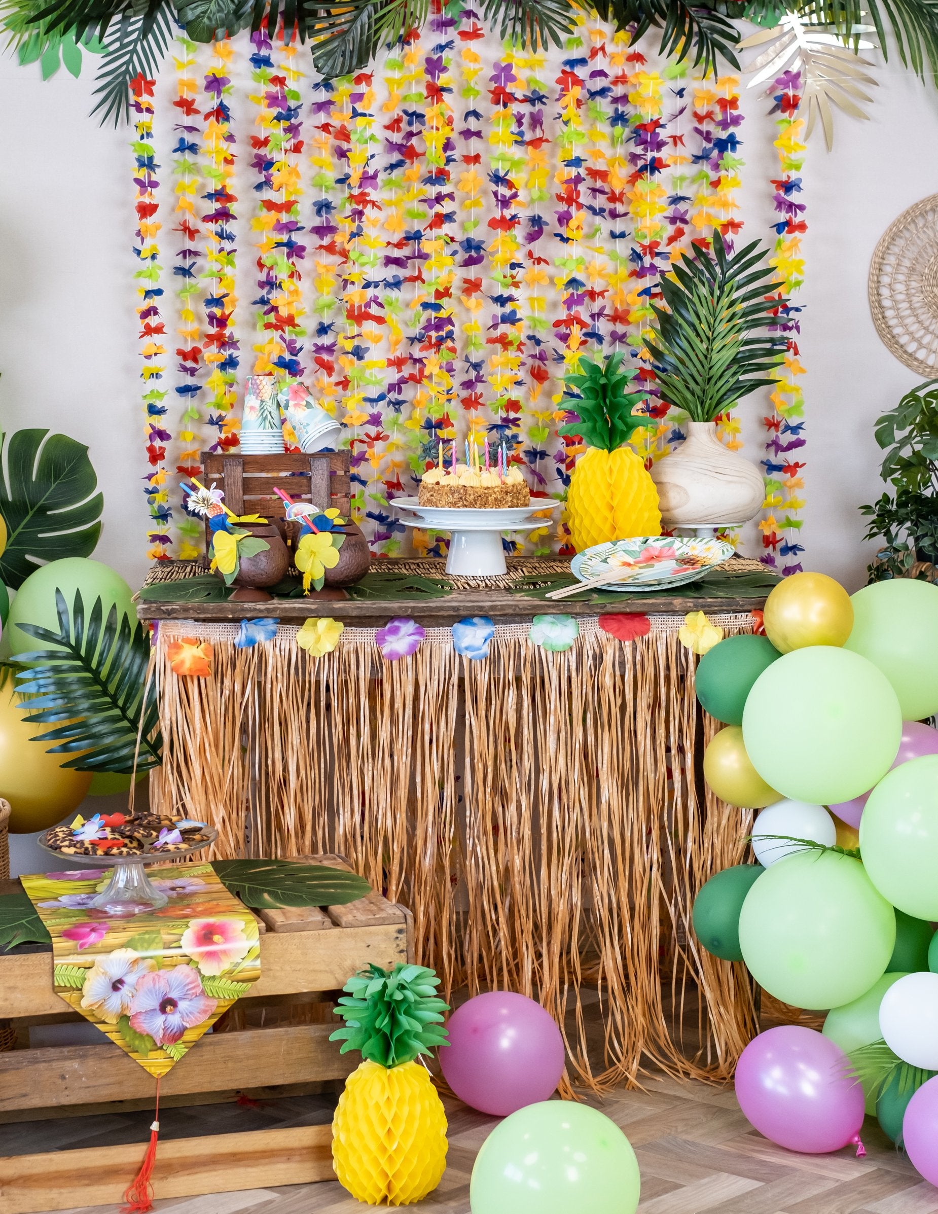 Veselá scénografie havajské ubrusové sukně