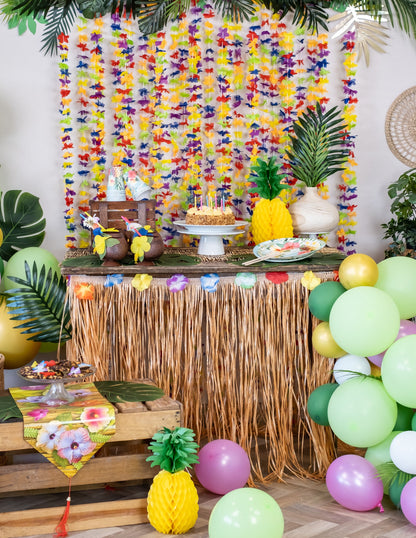 Veselá scénografie havajské ubrusové sukně